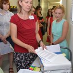 Při Dni otevřených dveří nemohla samozřejmě chybět návštěva depozitáře a nahlédnutí do archiválií, které se tematicky vztahují právě k pražskému jaru 1968