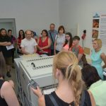 Pomocí stroje Neschen C500 dokážeme hromadně odkyselit papírové archiválie, které pak vydrží na dlouhou dobu nedegradovat