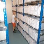 Poté, co děti vyplnily pracovní list, šly hledat odměnu přímo do depozitáře