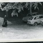 Snímek františkánského kněze Petra Třísky, duchovního správce ze Starého Města, okr. Svitavy, ze dne 25. srpna 1973 na lesním parkovišti nedaleko kaple (arch. č. KR-973320 MV).