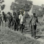 Fotografie pořízená Františkem Poldou („Petákem“) při jeho inspekční cestě na osvobozené území na severu Portugalské Guineje v únoru 1967. Polda působil jako vojenský poradce v rámci partyzánských oddílů (posléze oddílů pravidelné armády) PAIGC.