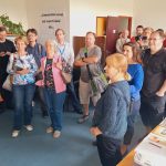Komentované prohlídky začínaly v improvizované badatelně v každou celou hodinu. Před nebo po prohlídce si zde zájemci mohli prohlížet vystavené ukázky archiválií, které se vztahovaly k procesu se členy VONS. K rozebrání tu byly také připraveny poslední ročníky Sborníku ABS.