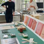 Archiv věnuje nemalé úsilí také ochraně a péči o fyzický stav archiválií. Na snímku je zdokumentována jedna z restaurátorských dílen archivu.