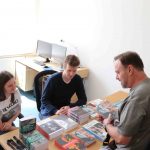 Partnerská instituce Ústav pro studium totalitních režimů zde mj. nabízela publikace zdarma k rozebrání.