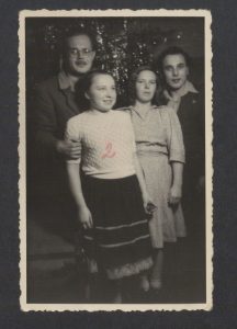 Vánoční čas v uprchlickém táboře Valka u Norimberku, nedatováno, pravděpodobně rok 1949. Archiv bezpečnostních složek, sbírka Správa vyšetřování StB – vyšetřovací spisy (V): arch. č. V-698 CB.