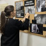 Návštěvníci si mohli vyzkoušet znalosti místopisu Prahy u nástěnky z reprodukcí fotek Správy sledování SNB "Poznej místo sledování objekta"