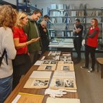 Archiváři ochotně poskytovali každému, kdo projevil zájem, komentáře k vystaveným archiváliím