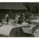 Žně v Temechově u Želivi, 1951. Původně temechovský statek patřil želivskému klášteru; po jeho záboru zde vznikl státní statek s vepřínem. ABS, Historický fond Státní bezpečnosti (H), arch. č. H-394.