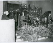 „Sám voják v poli neviditelné fronty.“