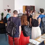 Komentované prohlídky probíhaly v každou celou hodinu. Na pěti stanovištích se zájemci mj. dozvěděli, jak žádat o archiválie a co vše je vlastně úkolem archivářů v ABS. Například, že ročně vyřídí kolem tří tisíc badatelských dotazů a že za tuto dobu ABS navštíví přibližně 1200 badatelů. Další studují digitální kopie některých archiválií vzdáleně prostřednictvím aplikace eBadatelna.