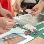 Návštěvníci si mohli sami vyzkoušet základní restaurátorské postupy – dolévání papíroviny, opravy pomocí japonského papíru nebo práci s Filmoplastem.