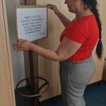 Stanoviště „Badatelna“. I když na pražském Branickém náměstí nemáme stálou místnost určenou pro studium archiválií, k menší výstavce archiválií jsme využili prostor tzv. úřední badatelny. Návštěvníci zde mohli zhlédnout dokument režiséra Marina Vadase Proces H a vyzvednout si Sborník ABS.