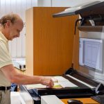 Stanoviště „Digitalizace“. Každá budova v ABS má vlastní digitalizační pracoviště. Digitalizace archiválií je pro nás prioritou – usnadňuje badatelům přístup k informacím a zároveň chrání archiválie před poškozením. V loňském roce bylo vytvořeno přes 750 tisíc skenů.