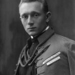 Zemský vedoucí OSVO v Čechách a přední představitel radikální odnože organizace Jindra, skupiny Říjen – jeden z hlavních symbolů sokolského odboje František Pecháček. Zatčen v červenci 1942, v lednu 1943 Zvláštním soudem u Německého zemského soudu v Praze odsouzen k trestu smrti a popraven 3. února 1944 v koncentračním táboře Mauthausen. (Z knihy Když se řekne protektorát, Euromedia, Praha 2025, se svolením autora Jana B. Uhlíře)