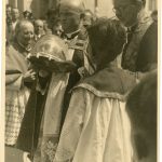 2. Zabavení „závadných“ fotografií ze svatovojtěšských oslav v roce 1947, vystavených v Lišově v roce 1951, zdůvodněné výskytem „nepřátelských osob“, mj. děkana římskokatolické církve v Lišově Aloise Střelečka (f. B 2, inv. j. 48 – Střeleček Alois a spol. z Lišova – šetření pastýřských listů)